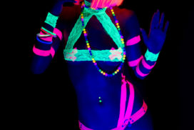 Concepts de soirées clubbing artites performeurs cirque france neon doll blackout bodypaint