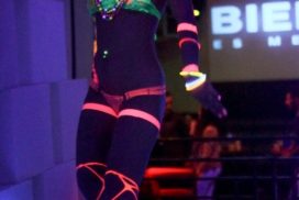 Concepts de soirées clubbing artites performeurs cirque france neon doll
